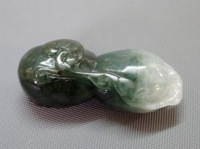 Pendentif en pierre dure figurant un fruit...