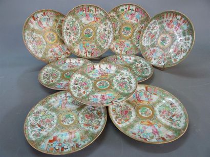 Suite de neuf assiettes en porcelaine de...
