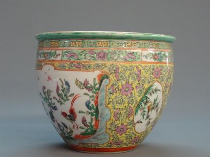 Cache pot en porcelaine à décor polychrome...