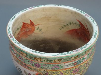 Cache pot en porcelaine à décor polychrome...