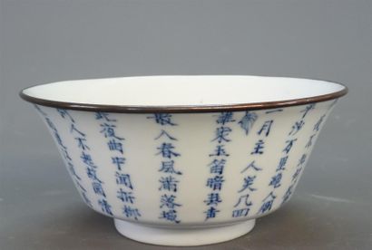 Bol en porcelaine de Chine à décor d'idéogrammes,...