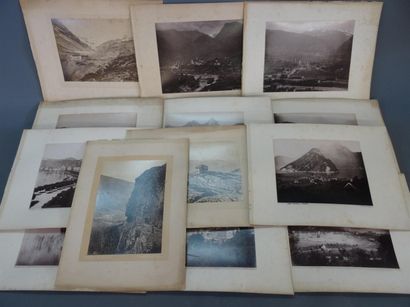 Ensemble de trente et une photographies albuminées...