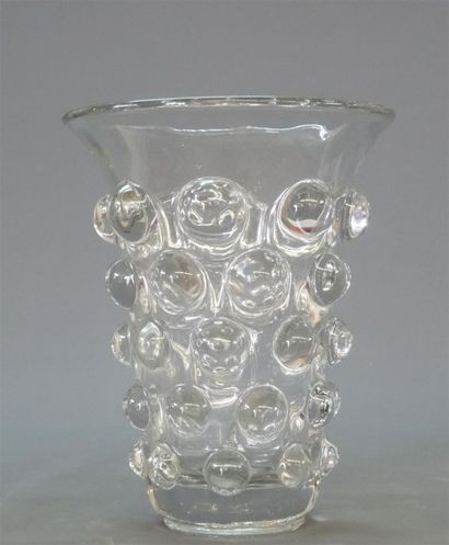 Vase en cristal à décor de boules en relief...