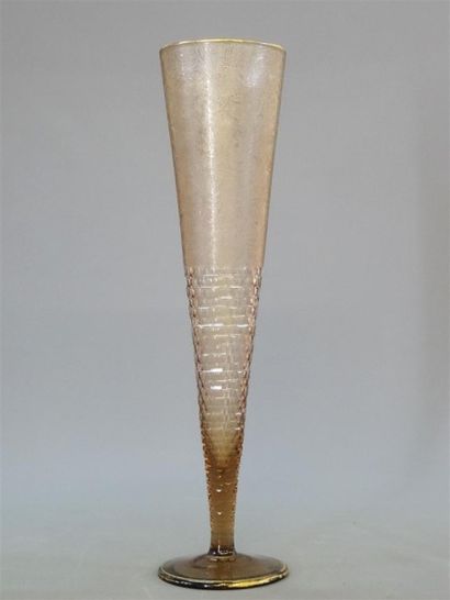 Grand vase sur piédouche en verre fumé et...