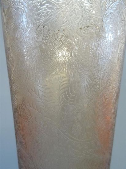 Grand vase sur piédouche en verre fumé et...