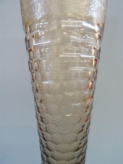 Grand vase sur piédouche en verre fumé et...