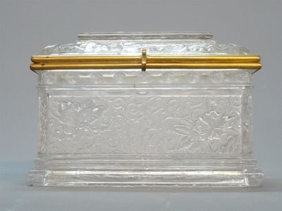 BACCARAT Joli coffret en cristal à décor...