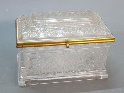 BACCARAT Joli coffret en cristal à décor...
