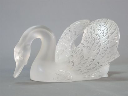 LALIQUE France Important cygne en verre moulé,...