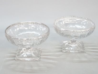 Paire de coupes en cristal à décor de frise...