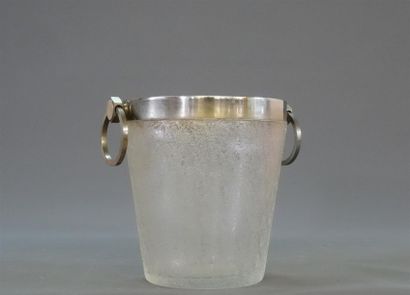 Seau à champagne en cristal de Sèvres, signé....