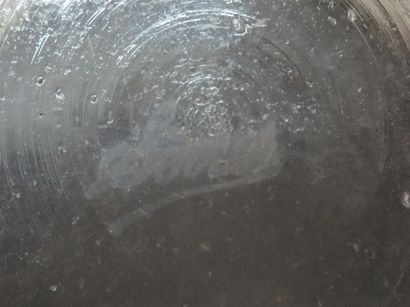 Seau à champagne en cristal de Sèvres, signé....