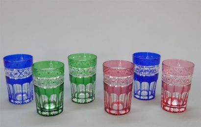 Six verres à orangeade en cristal de couleur....