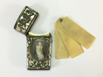 Carnet de bal en nacre, argent niellé et...