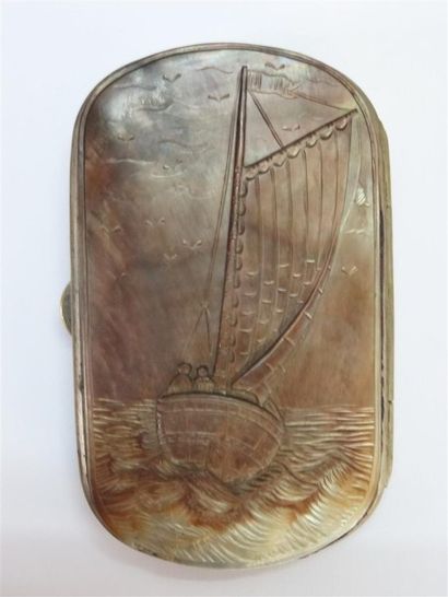 Petit étui en nacre sculpté d'un voilier....