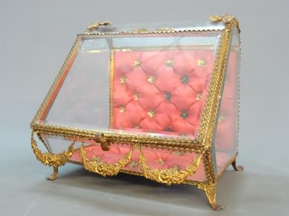 Joli coffret en verre bombé et laiton à décor...