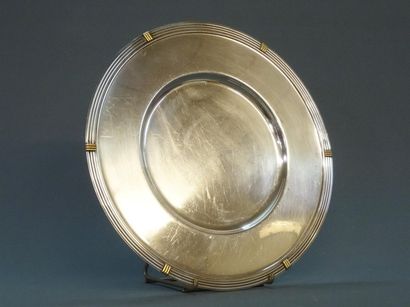 Assiette ronde de présentation en métal argenté...