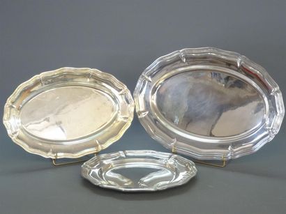 Trois plats en métal argenté de la maison...