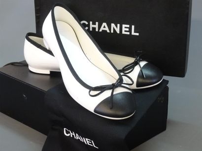 CHANEL Paire de ballerines en caoutchouc...