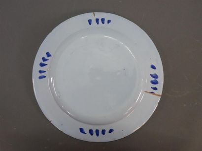 Nevers Petit plat à décor en plein en camaïeu...
