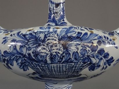 Nevers Paire de bouquetières en forme de...