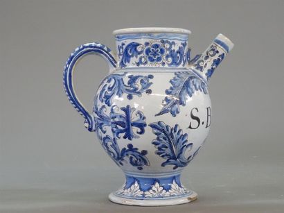 Nevers Chevrette à décor en camaïeu bleu...