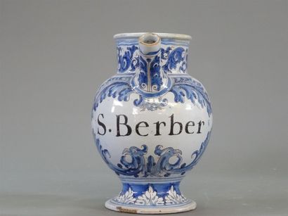 Nevers Chevrette à décor en camaïeu bleu...