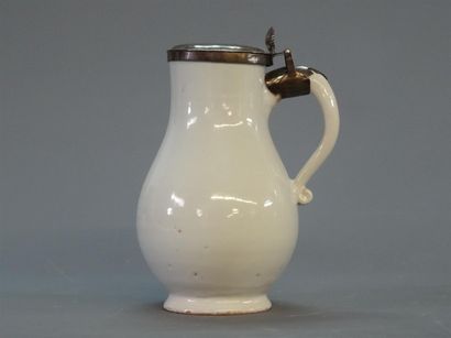 Nevers Pot à eau en faïence blanche, le couvercle...