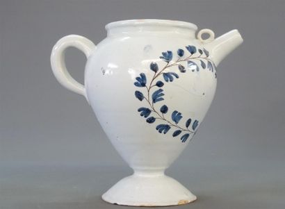 Centre ou Franche-Comté Chevrette en faience...
