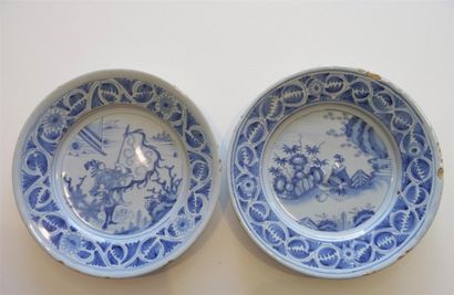 Nevers Paire de petits plats en faience à...