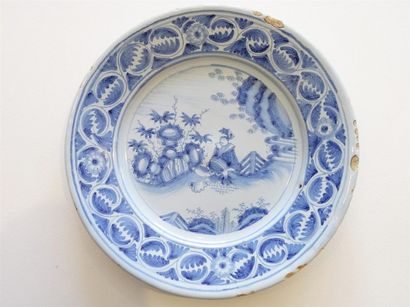 Nevers Paire de petits plats en faience à...