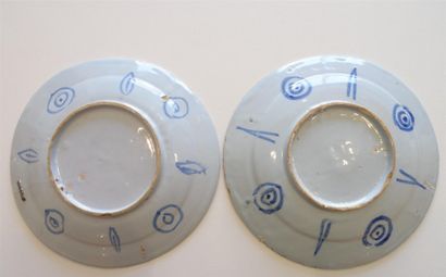 Nevers Paire de petits plats en faience à...