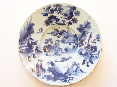 Delft Assiette à décor aux chinois en camaieu...