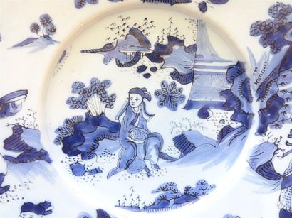 Delft Assiette à décor aux chinois en camaieu...