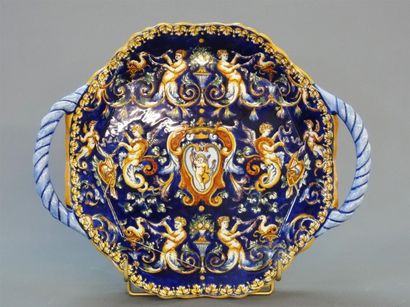 Gien Plat à deux anses à décor Renaissance...