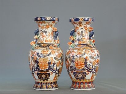 JAPON Paire de vases en porcelaine à décor...