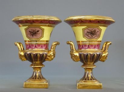 PARIS Deux vases en porcelaine de style Empire,...