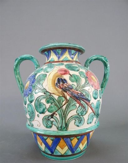 DERUTA Vase à deux anses à décor de végétaux...