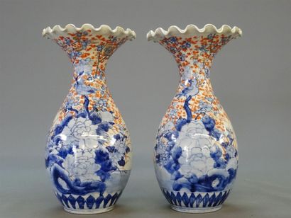 Japon Paire de vases en porcelaine à décor...