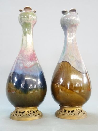 Paire de vases en grès asiatique à décor...