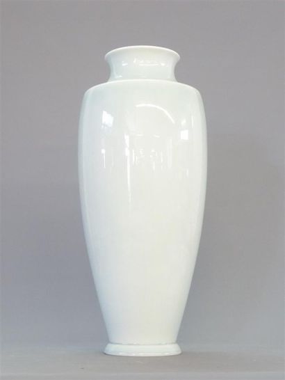 Important vase en porcelaine de Sèvres à...
