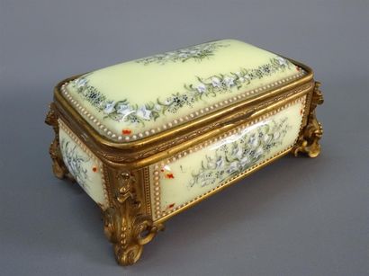 Chevaidel à Besançon Joli coffret en laiton...