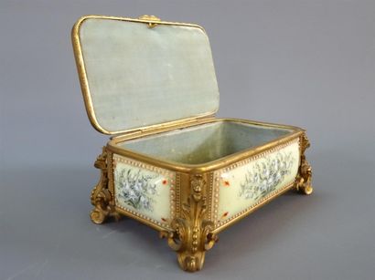 Chevaidel à Besançon Joli coffret en laiton...