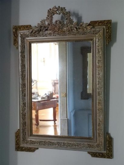 Miroir en bois et stuc relaqué de style Louis...