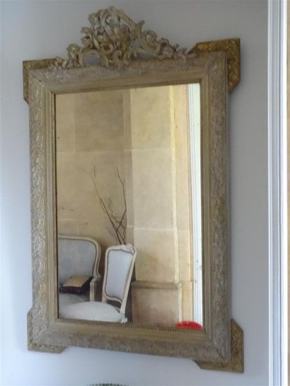 Miroir en bois et stuc relaqué à fronton...