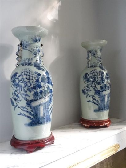 Paire de vases en porcelaine de Chine à fond...