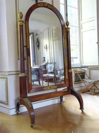 Psyché en acajou et placage d'acajou, ornementation...
