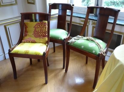Paire de chaises gondole en acajou et placage...