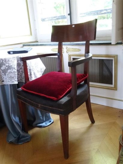 Fauteuil à bandeau en acajou et placage d'acajou

Epoque...
