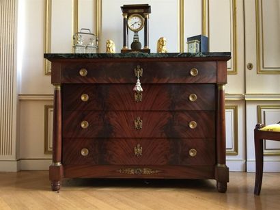 Commode en acajou et placage d'acajou à colonnes...
